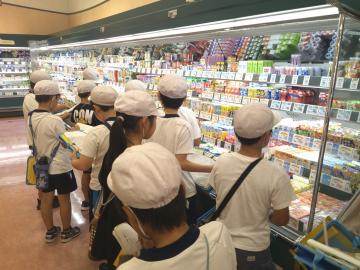 店内を見学しながらメモをとる児童の様子