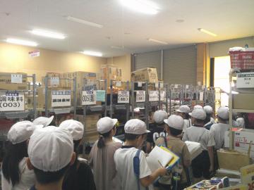 スーパーの店内を見学する児童の様子