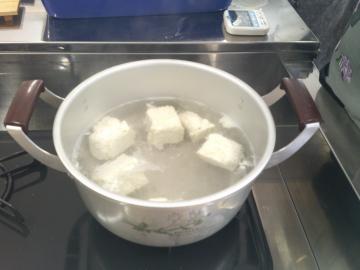 豆腐を鍋でゆでる様子