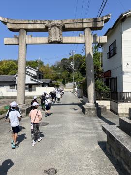 荒川神社に向かう児童の様子
