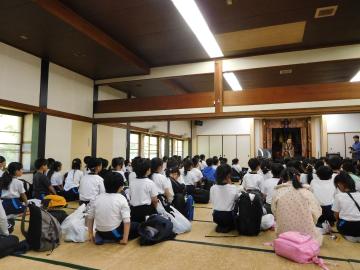 圓教寺会館で講話を聞く様子