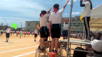 校庭でスポーツ祭の宣誓をする児童の様子