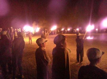 キャンプファイヤーをしている写真