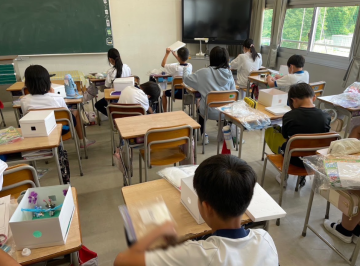 教室内で作品を作成する児童たちの様子