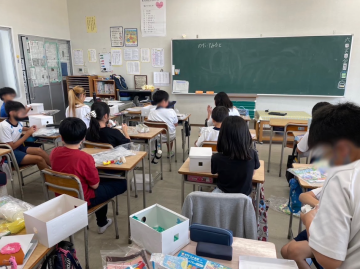 教室内で順調に作品の制作に取り組む児童たちの様子