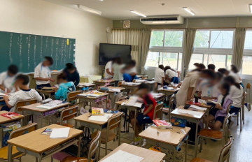 教室内で授業に取り組む児童たちの様子