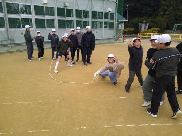 記録会練習後に、運動場でリラックスしてカメラにピースサインをしている生徒