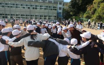 円陣を組んでいる写真