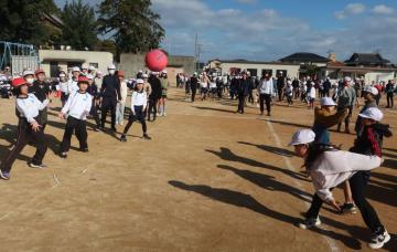 ドッジボールをしている写真