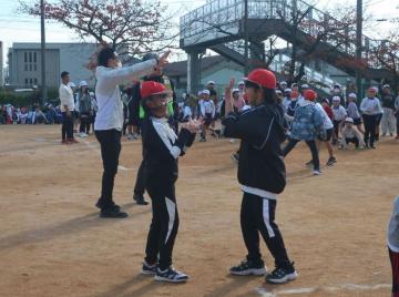 ペアでハイタッチをしている写真