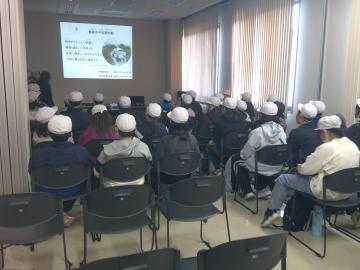 平和資料館で講話を聴く6年生の様子