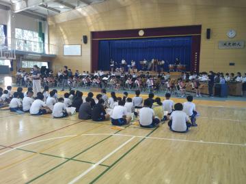 体育館で音楽会の練習をする6年生の様子