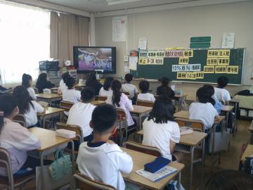 教室で租税教室の話を聞く6年生の様子