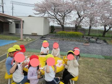 桜の木の下でおやつ