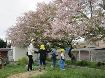 網を持って虫捕りをしている様子