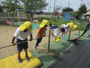 鉄棒の前回りをしている様子