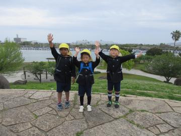 なぎさ公園の丘にで万歳をしている様子