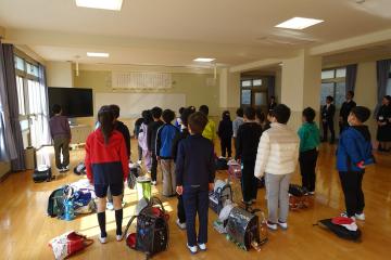 児童が整列している後ろ姿