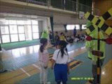 体育館に設置された踏切を渡る児童