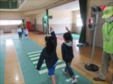体育館に設置された横断歩道を渡る児童