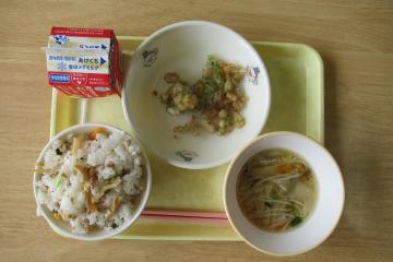 机の上に配膳された前期課程の給食の写真