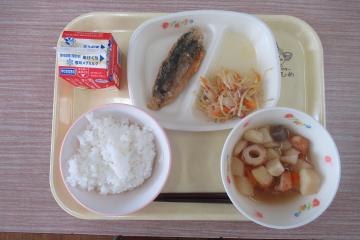 机の上に配膳された後期課程の給食の写真