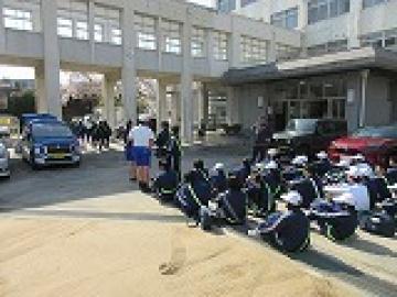 学校を出発する様子