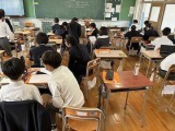 事業所についての情報をまとめている様子