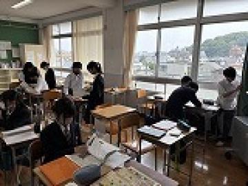 調べたことを共有している様子
