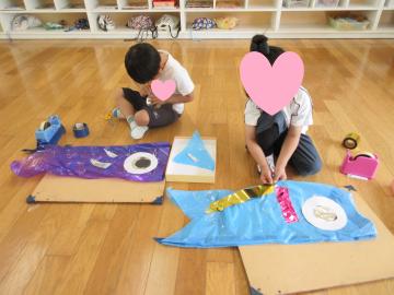 キラキラテープを使ってこいのぼりを作っている様子