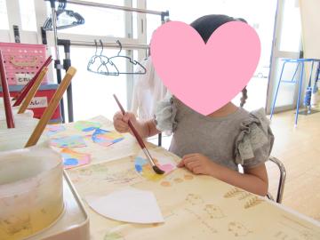 絵の具でこいのぼりのうろこを塗っている様子