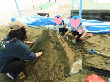 砂山のトンネルを掘っている様子
