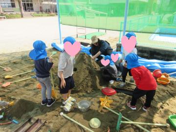 砂場で山を作っている様子