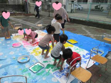 こいのぼりのウロコの模様になる足形をつけている様子