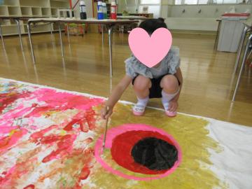 こいのぼりの目を絵の具で描いている様子