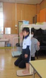 ぶどう組の部屋で園児が身体測定をする様子