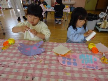 室内でぶどう組の園児が自分なりの蝶々を作る様子
