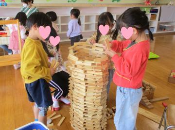 5歳児が保育室で積み木遊びをしている写真