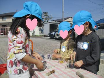 5歳児が園庭で色水をしている様子