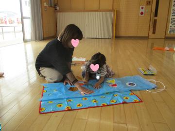 遊戯室で親子がこいのぼりを作っている様子1