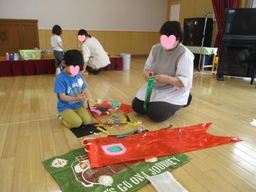 遊戯室で保護者と一緒にこいのぼりを作っている様子3