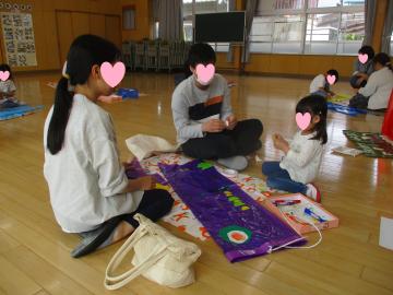 保育参観で親子がこいのぼりを作っている様子2