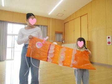 遊戯室で作ったこいのぼりを持っている様子4
