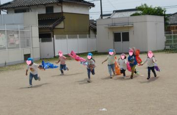 こいのぼりで遊んでいる様子