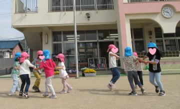 園時が園庭でダンスをしている写真