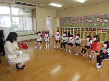 園時が保育室で絵本を見ている様子