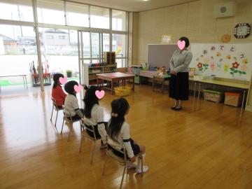 園時が保育室で始業式をしている様子
