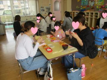 保育室で親子が給食を食べている様子