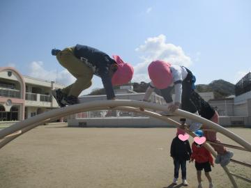 園時が太鼓橋で遊んでいる写真