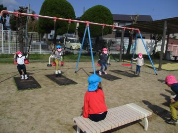園時がブランコで遊んでいる写真